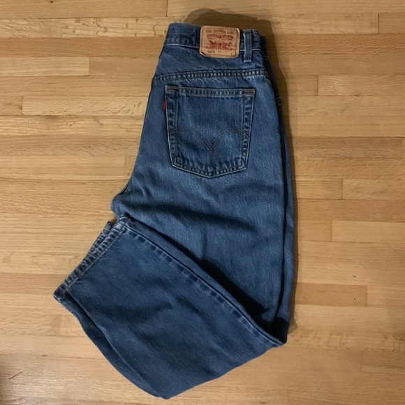 Mom Jean style Levi’s - Picture 2 of 3